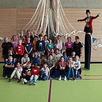 Die jungen Artisten der Nordstadtschule mit ihren Betreuerinnen und Zirkuspädagogin Jennifer Ochs (rechts auf Stelzen).