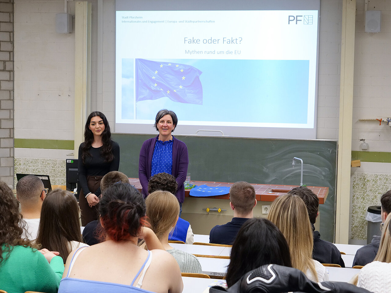 Europabeauftragte der Stadt Pforzheim steht vor Schülern - copyright:Stadt Pforzheim