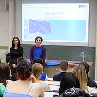 Europabeauftragte der Stadt Pforzheim steht vor Schülern
