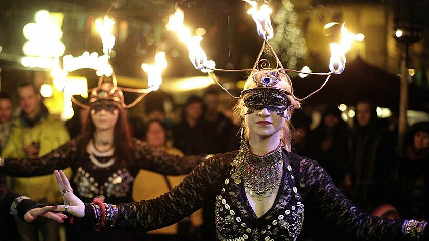 Tanzende Menschen auf dem Mittelaltermarkt im Blumenhof