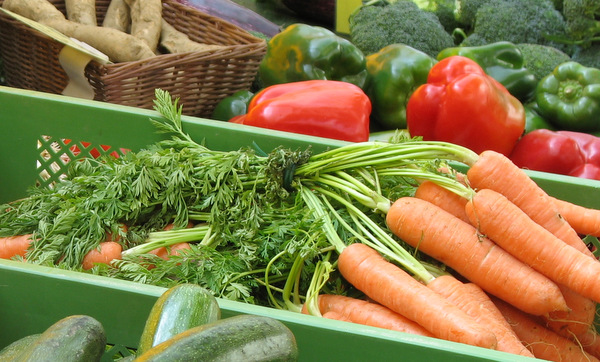 Symbolbild: Gemüse bei einem Marktstand
