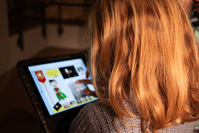 Ein Kind das am IPad ein digital hybrides Format bearbeitet - copyright:Kulturamt Pforzheim