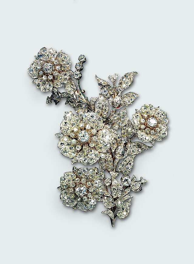 Eine Blumen-Brosche mit Diamanten