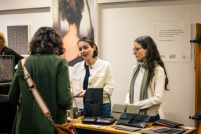 Kundenberatung an einem Taschenstand - copyright:Indigo Pictures