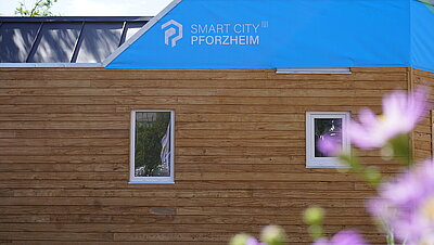 Das Tiny House mit Logo von Smart City