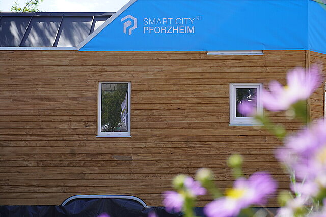 Das Tiny House mit Logo von Smart City