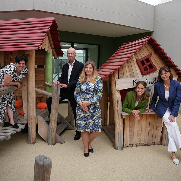 Claudia Rautenberg, Leiterin des Amts für städtische Kindertageseinrichtungen, Sozialbürgermeister Frank Fillbrunn, die stellvertretende Kita-Leiterin Barbara Pfützner, Kita-Leiterin Rebecca Bös und die ehemalige städtische Projektleiterin Andrea Hermesmeier (von links) haben die Kita Schlossberghöfe offiziell eingeweiht. Auf dem Bild stehen Sie vor den neuen Spielgeräten der Kita-Kinder. - Copyright: Stadt Pforzheim