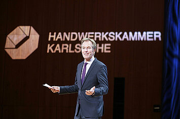 Moderator Markus Brock bei der Meisterfeier Handwerkskammer Karlsruhe im CCP