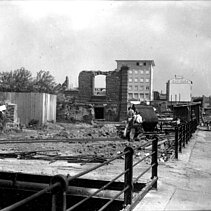 Schwarz-Weiß-Foto: Der Mühlbach an der Zerrennerstraße wird zugeschüttet. - copyright:Stadtarchiv Pforzheim – Institut für Stadtgeschichte