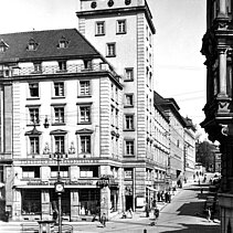 Schwarz-Weiß-Foto von 1938: Das 1926 neu erbaute Industriehaus am Leopoldplatz. - copyright:Stadtarchiv Pforzheim – Institut für Stadtgeschichte, S1-6-102-R-2