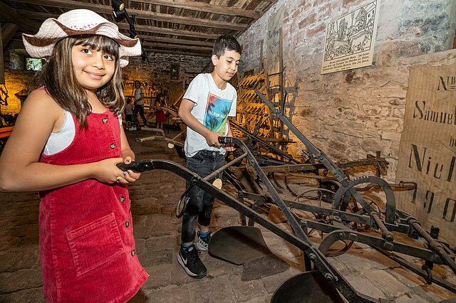 Kinder lernen im Bäuerlichen Museum wie das Leben vor 100 Jahren war