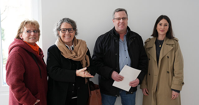Gruppenbild von links: Heike Kuppinger Bürgerverein Nordstadt;  Bürgermeisterin Sibylle Schüssler, Martin Eisenhauer, Sanierungsstelle und Pia Pamela Burrer, ebenfalls Sanierungsstelle.