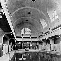 Schwarz-Weiß-Foto von 1910: Schwimmhalle mit Umkleidekabinen im Emma-Jaeger-Bad. - copyright:Stadtarchiv Pforzheim – Institut für Stadtgeschichte S1-6-7-R-6