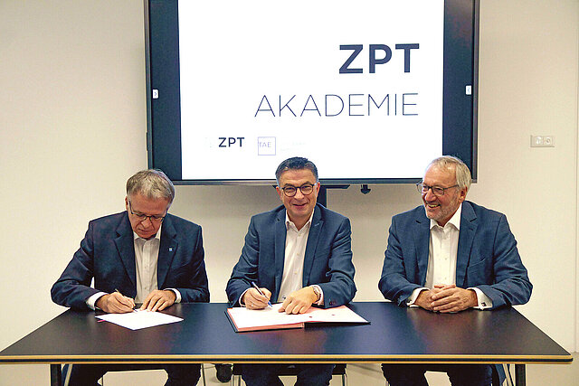 Vertragsunterzeichnung für ZPT-Akademie
