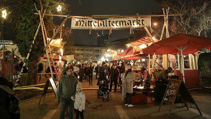 Menschen auf dem Mittelaltermarkt im Blumenhof