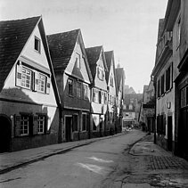 Schwarz-Weiß-Foto von 1945: Häuser in der Kleinen Gerberstraße. - copyright:Stadtarchiv Pforzheim – Institut für Stadtgeschichte S1-8-Kleine Gerberstraße-R-2