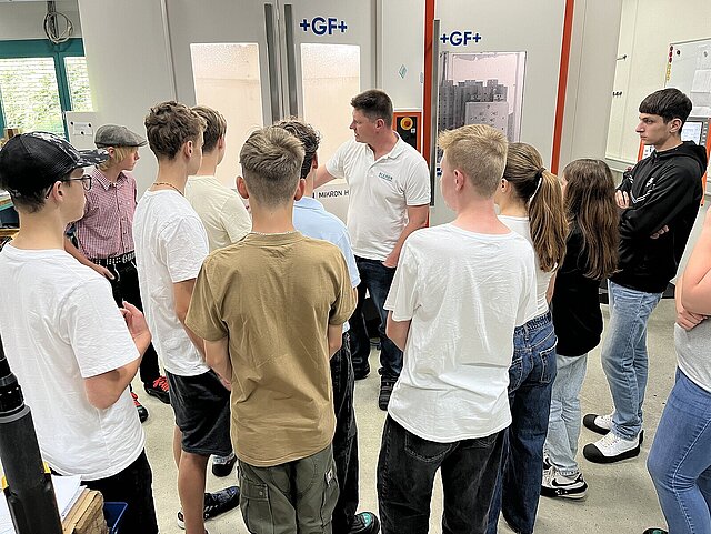 Hannes Frey, Leiter Technische Ausbildung & Lehrwerkstatt bei der KLEINER GmbH Stanztechnik erklärt die Funktionen einer Fräsmaschine.