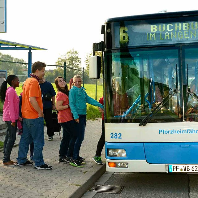 Symbolbild: viele Menschen steigen in Bus ein