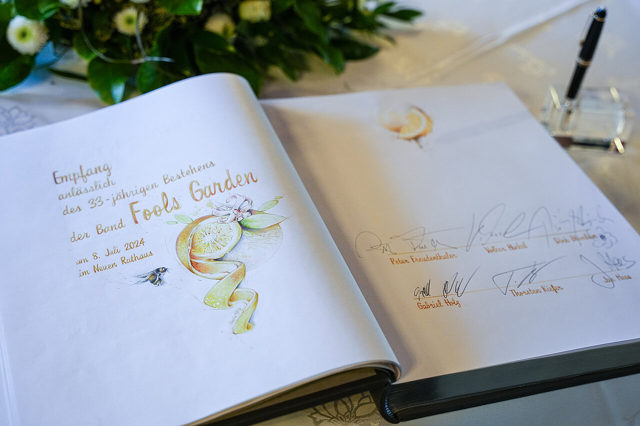 Doppelseite der Band Fools Garden im Goldenen Buch - copyright:Stadt Pforzheim