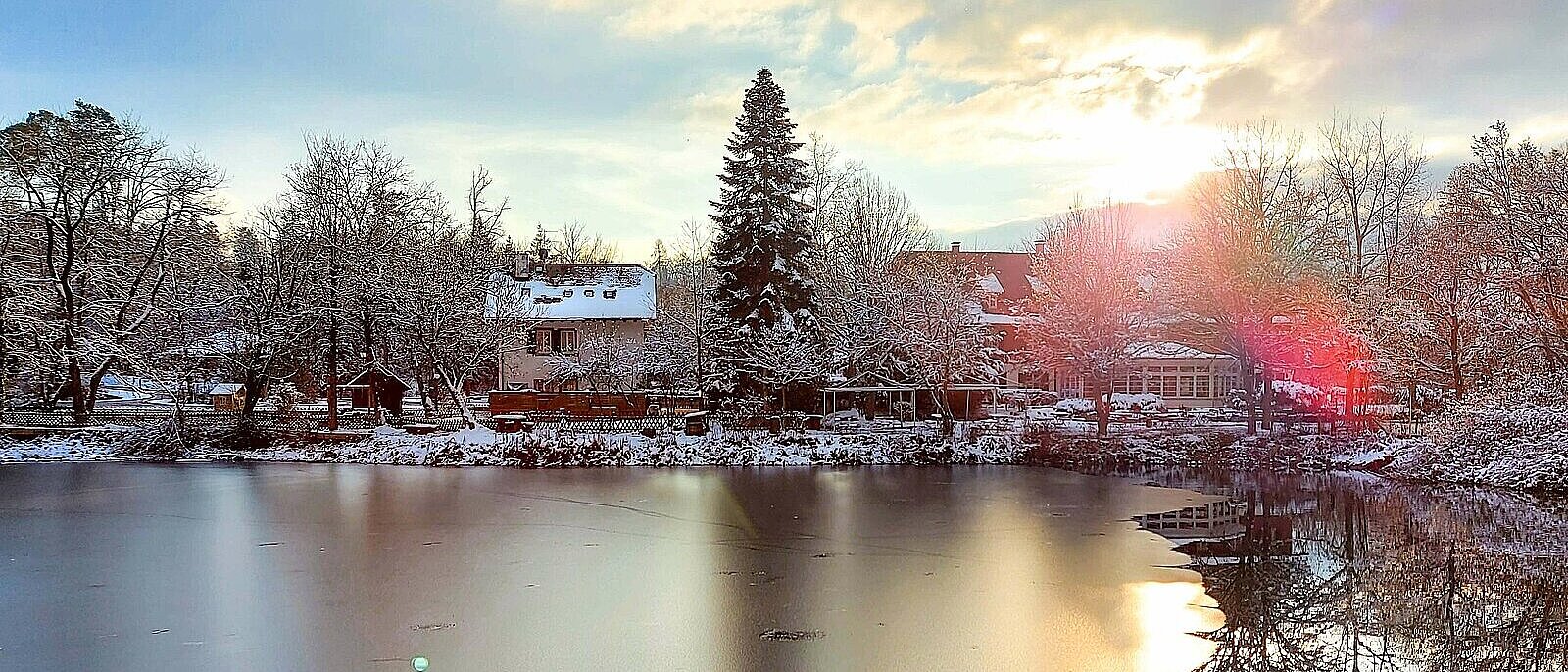 Das Seehaus in Pforzheim am Seehaussee im Winter mit Sonnenuntergang - copyright:Stadt Pforzheim