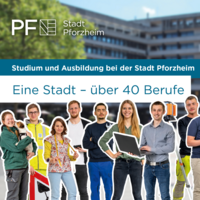 Auszubildende stehen auf dem Marktplatz Pforzheim vor dem Neuen Rathaus