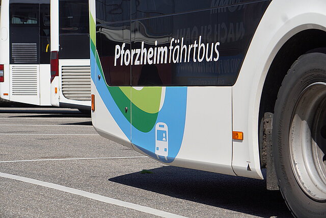 Bus in Pforzheim mit der Aufschrift: Pforzheim fährt Bus - copyright:Stadt Pforzheim