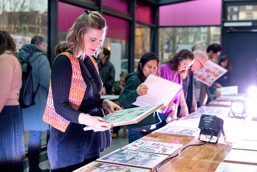 Fotografie einer Frau die einen Comic in der Hand hält - copyright: Lys Y. Seng - Ersteller: Lys Y. Seng