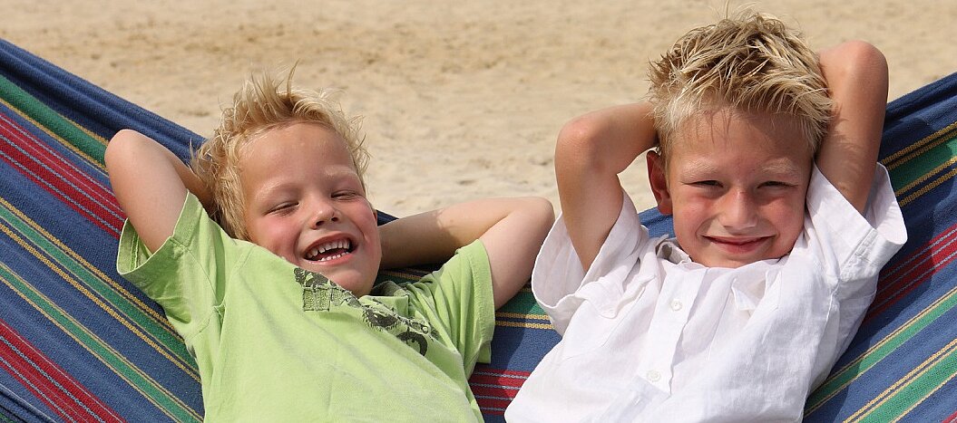 Foto: Zwei lachende Jungs liegen in der Hängematte.