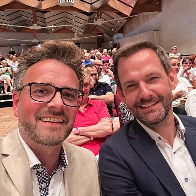 OB Peter Boch und Landrat Bastian Rosenau beim Kinoabend - copyright:Stadt Pforzheim