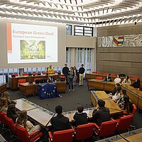 Farbfoto: Im Großen Sitzungssaal wird eine Präsentation angesehen