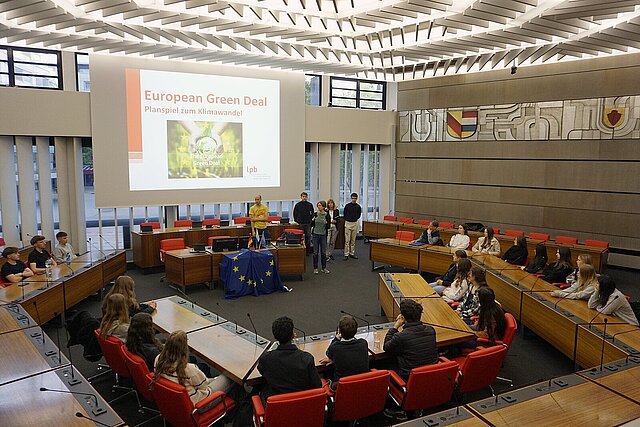 Farbfoto: Im Großen Sitzungssaal wird eine Präsentation angesehen