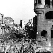 Schwarz-Weiß-Foto von 1945: Gesprengte Roßbrücke und Ruinen der Umgebung. - copyright:Stadtarchiv Pforzheim – Institut für Stadtgeschichte, S1-8-Leopoldstraße-S-31