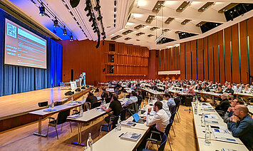 Der Große Saal im CongressCentrum Pforzheim CCP mit fast 500 Teilnehmer an parlamentarischer Bestuhlung 