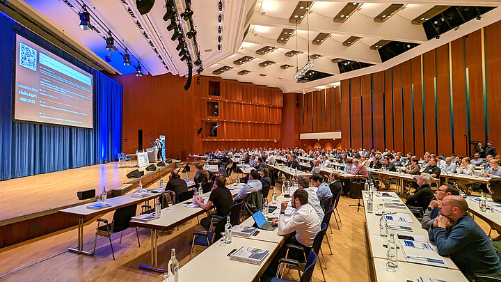 Der Große Saal im CongressCentrum Pforzheim CCP mit fast 500 Teilnehmer an parlamentarischer Bestuhlung 