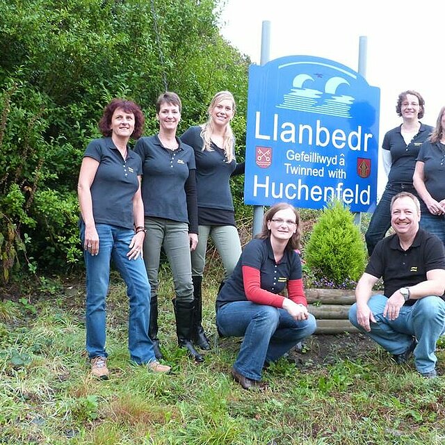 Bild mit Vertretern des Ortschaftsrates und der ev. Kirchengemeinde in Llanbedr
