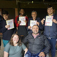 Die Athletinnen und Athleten präsentieren Stolz ihre Urkunden