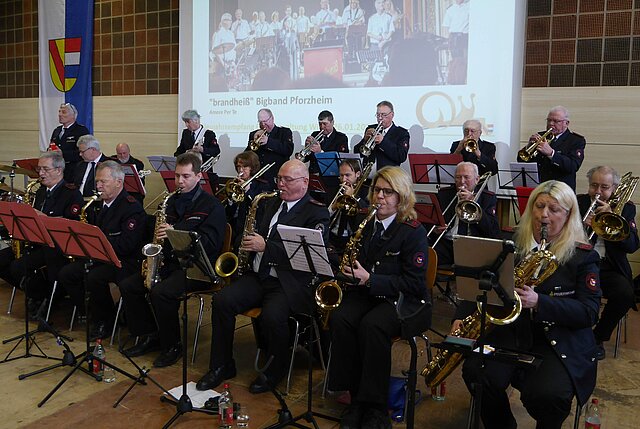 „brandheiß“ umrahmt musikalisch mit ihrem fetzigen Bigband-Sound
