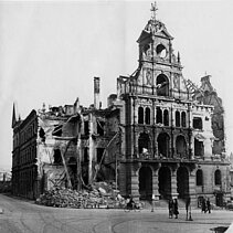 Schwarz-Weiß-Foto: Das kriegszerstörte Rathaus an der Ostseite des Marktplatzes im Jahr 1946. - copyright:Stadtarchiv Pforzheim – Institut für Stadtgeschichte, S1-6-58-S-2