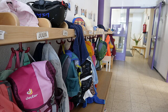 Farbfotografie eines Flurs in der Kita mit Rucksäcken