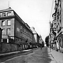 Schwarz-weiß Fotografie: Zerrennerstraße im Jahre 1925 mit Handelsschule - copyright:Stadtarchiv Pforzheim - Institut für Stadtgeschichte, S1-8-Zerrennerstraße-R-6