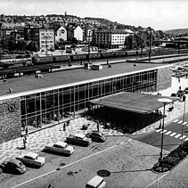 Schwarz-Weiß-Foto: Blick auf den Pforzheimer Bahnhof von oben; Aufnahme von 1958. - copyright:Stadtarchiv Pforzheim – Institut für Stadtgeschichte S1-9-1-G-25