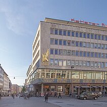 Farbfoto: Das 1956 erbaute Gebäude "Goldener Adler" von außen. - copyright:Günter Beck