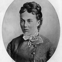 Porträtbild der jungen Emma Jaeger (1830–1900). (Schwarz-Weiß-Bild) - copyright:Stadtarchiv Pforzheim – Institut für Stadtgeschichte S1-29-Jaeger-Emma-Franziska-1