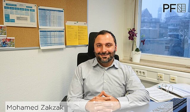 Foto: Herr Zakzak sitzt am Schreibtisch in seinem Büro - copyright:Stadt Pforzheim