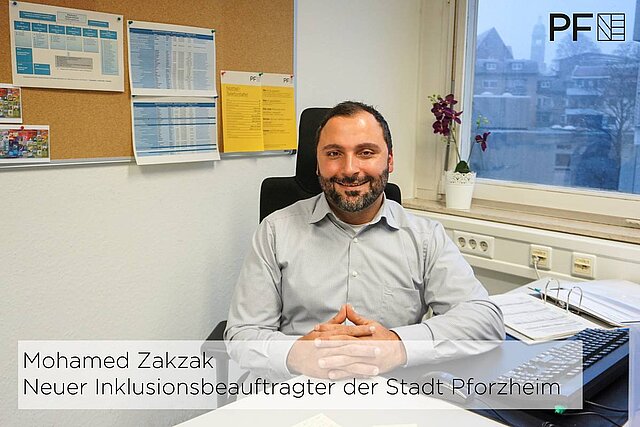 Foto: Herr Zakzak sitzt am Schreibtisch in seinem Büro - copyright:Stadt Pforzheim