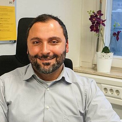 Foto: Herr Zakzak sitzt am Schreibtisch in seinem Büro