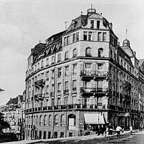 Schwarz-Weiß-Foto von 1911: Das Hotel Ruf am Bahnhofplatz - copyright:Stadtarchiv Pforzheim – Institut für Stadtgeschichte S1-7-3-78-R-17, Ansichtskarte