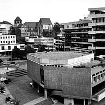 Schwarz-Weiß-Foto: Der Marktplatz im Jahr 1973 in seiner ursprünglichen Platzgestaltung. - copyright:Stadtarchiv Pforzheim – Institut für Stadtgeschichte; S1-9-5-II-G-39