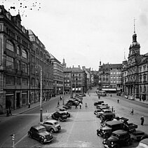 Schwarz-Weiß-Foto: Die Westseite des Markplatzes im Jahr 1938. - copyright:Stadtarchiv Pforzheim – Institut für Stadtgeschichte, S1-9-5-IV-R-46