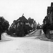 Schwarz-Weiß-Foto: Das sogenannte "Lisaineplätzchen" (Kreuzungspunkt von Lamey-, Lisaine- und Oberer Rodstraße) im Jahr 1921.  - copyright:Stadtarchiv Pforzheim – Institut für Stadtgeschichte, S1-ObereRodstraße-R-1